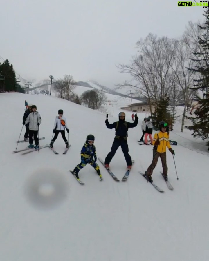 Ellen Adarna Instagram - No more bunny slope for this little guy #greenslope 🟢☑️ thank you teacher @ryu_okawa_ski_instructor ⛷️ Niseko, Hokkaido, Japan(ニセコ)