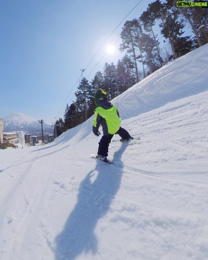 Ellen Adarna Instagram - Skiing skills at 4 🥰 big thanks teacher @ryu_okawa_ski_instructor for this ⛷️❤️ Niseko, Hokkaido, Japan(ニセコ)