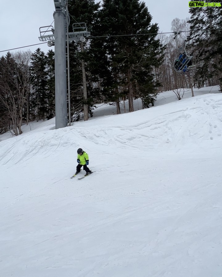 Ellen Adarna Instagram - Skiing skills at 4 🥰 big thanks teacher @ryu_okawa_ski_instructor for this ⛷️❤️ Niseko, Hokkaido, Japan(ニセコ)