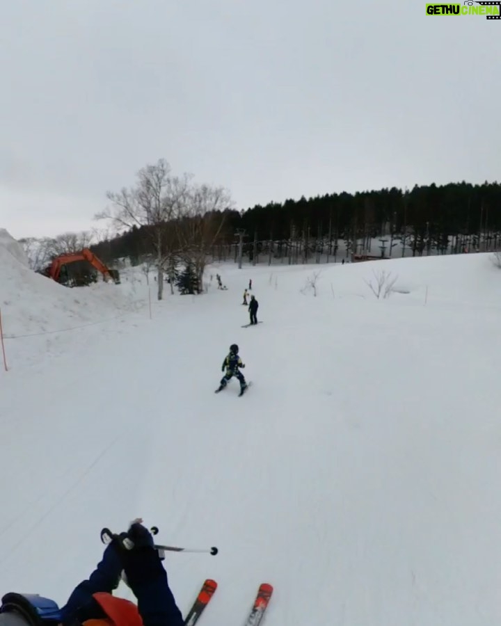 Ellen Adarna Instagram - No more bunny slope for this little guy #greenslope 🟢☑️ thank you teacher @ryu_okawa_ski_instructor ⛷️ Niseko, Hokkaido, Japan(ニセコ)