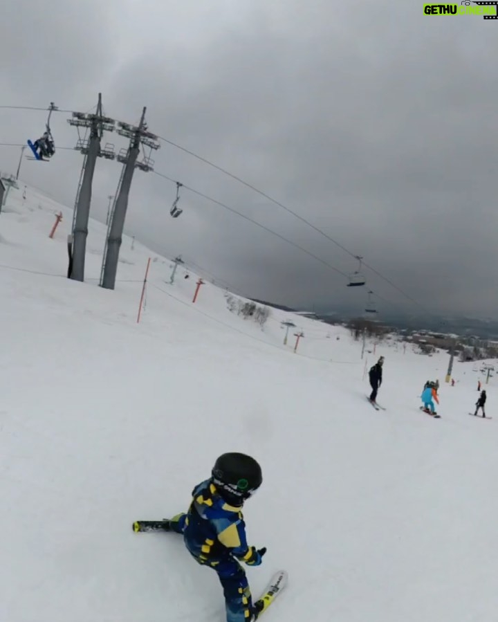Ellen Adarna Instagram - No more bunny slope for this little guy #greenslope 🟢☑️ thank you teacher @ryu_okawa_ski_instructor ⛷️ Niseko, Hokkaido, Japan(ニセコ)