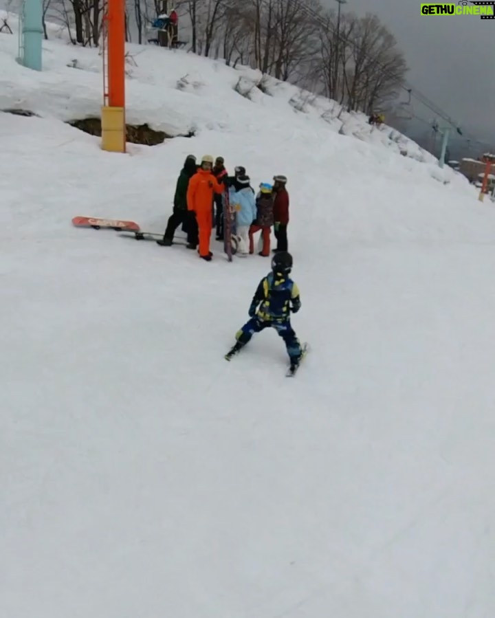 Ellen Adarna Instagram - No more bunny slope for this little guy #greenslope 🟢☑️ thank you teacher @ryu_okawa_ski_instructor ⛷️ Niseko, Hokkaido, Japan(ニセコ)