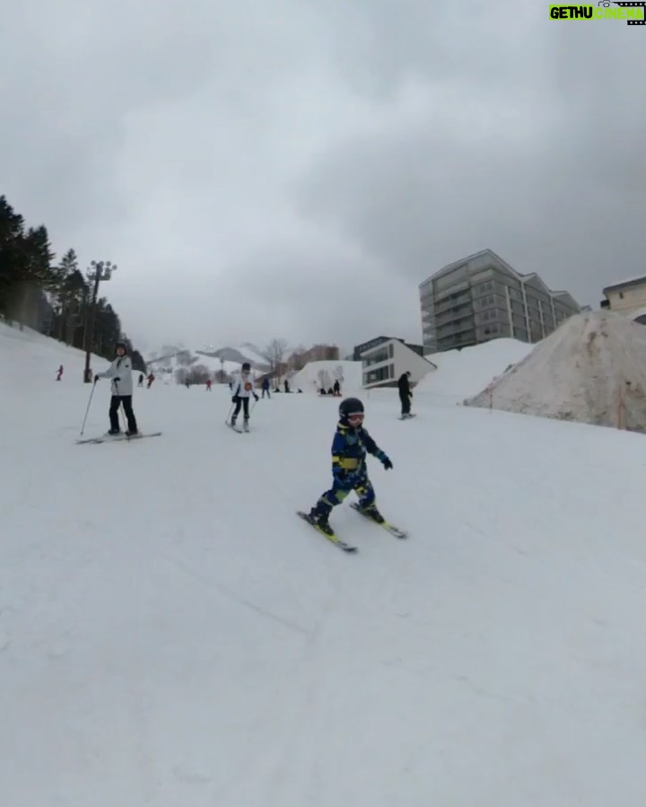 Ellen Adarna Instagram - No more bunny slope for this little guy #greenslope 🟢☑️ thank you teacher @ryu_okawa_ski_instructor ⛷️ Niseko, Hokkaido, Japan(ニセコ)