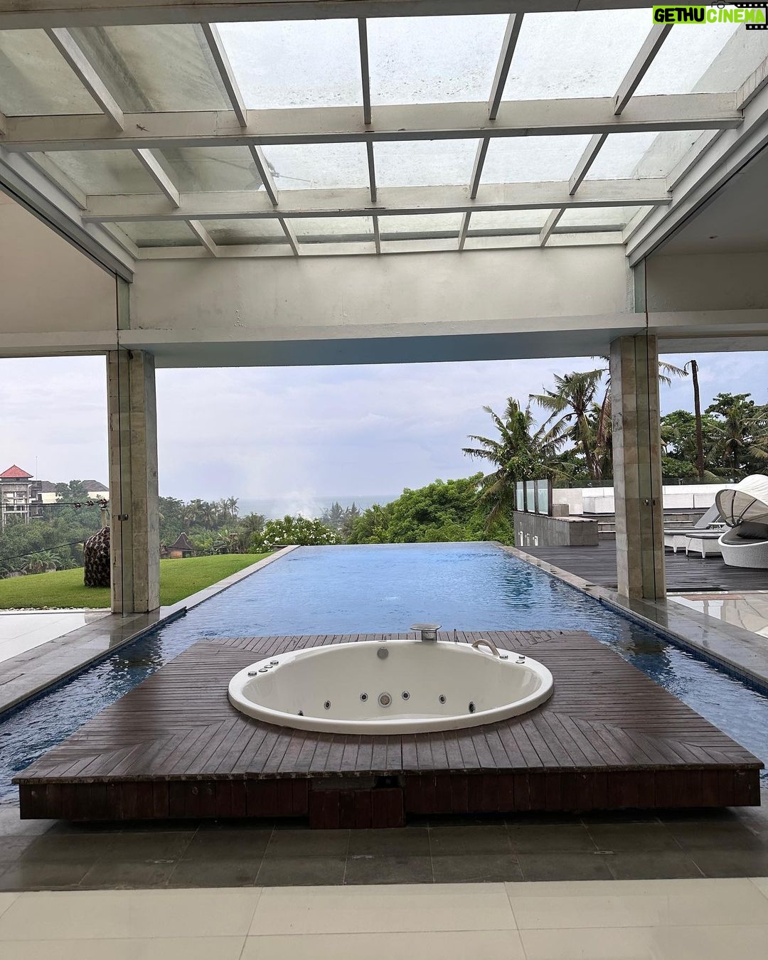 Ellen Adarna Instagram - Home away from home #bali @coach_nasser_bali @mygalli thanks for adopting me 😂🤣 Bali Indonesia