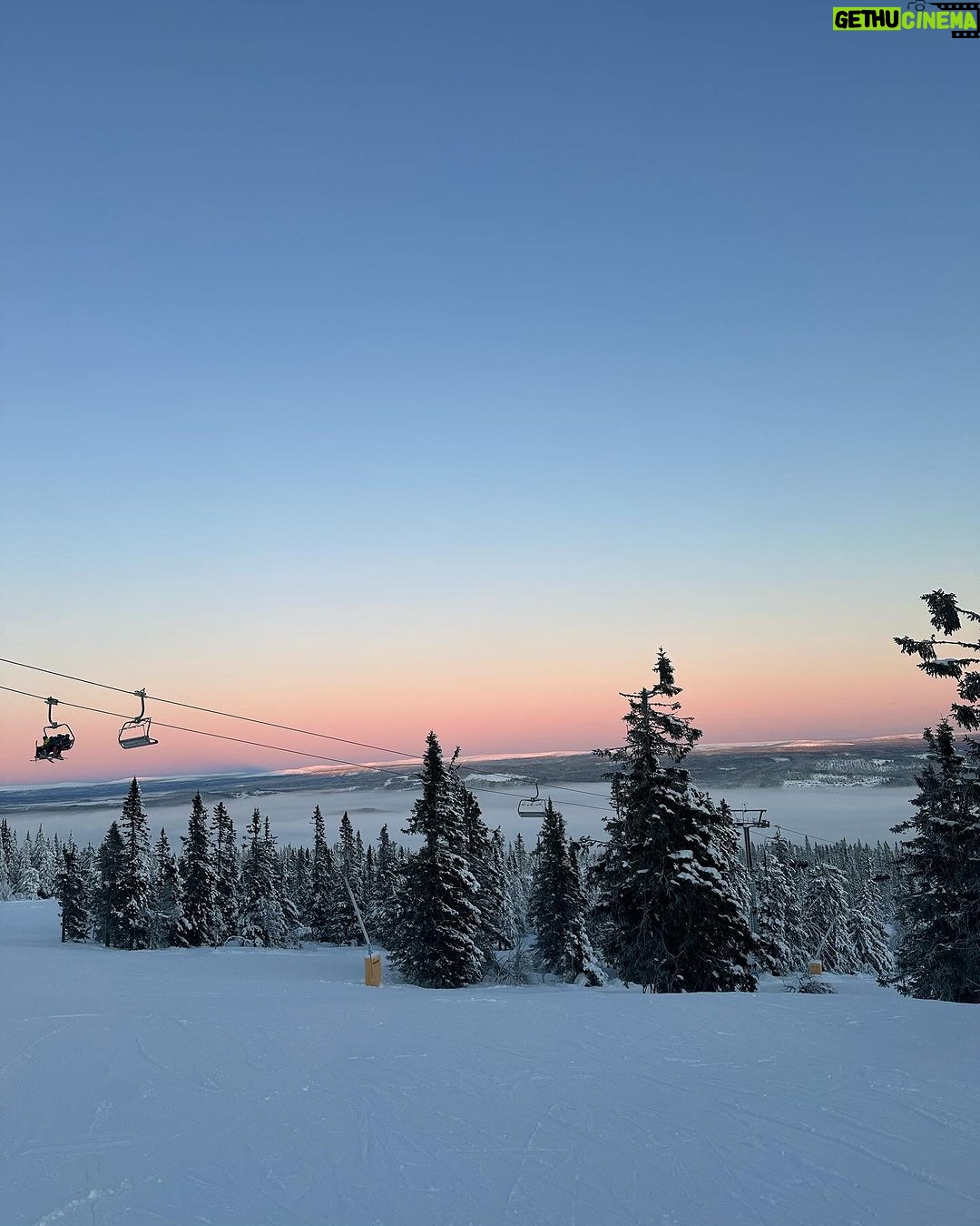 Ellen Adarna Instagram - ⛷️🎿🇳🇴 #trysil #norway -21 🥶❄️ Trysil Ski Resort, Norway