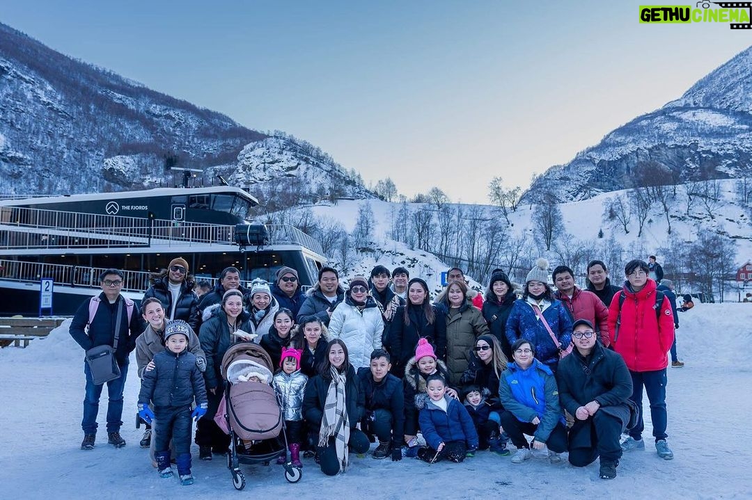 Ellen Adarna Instagram - Our growing family โค๏ธ๐จโ๐ฉโ๐งโ๐ฆ๐๐โฃ๏ธ #complete Bergen, Norway