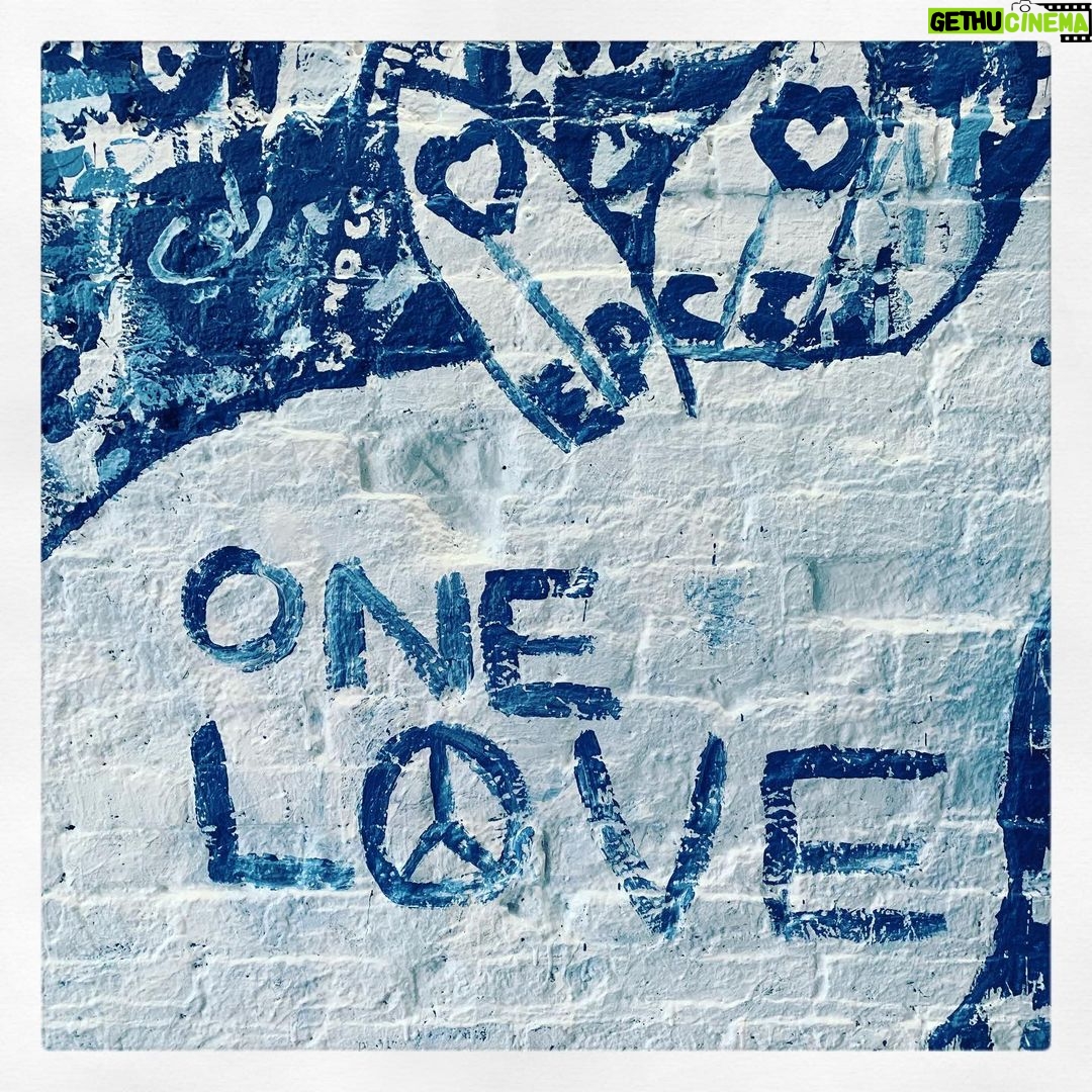 Ellen Pompeo Instagram - Look for it 💙