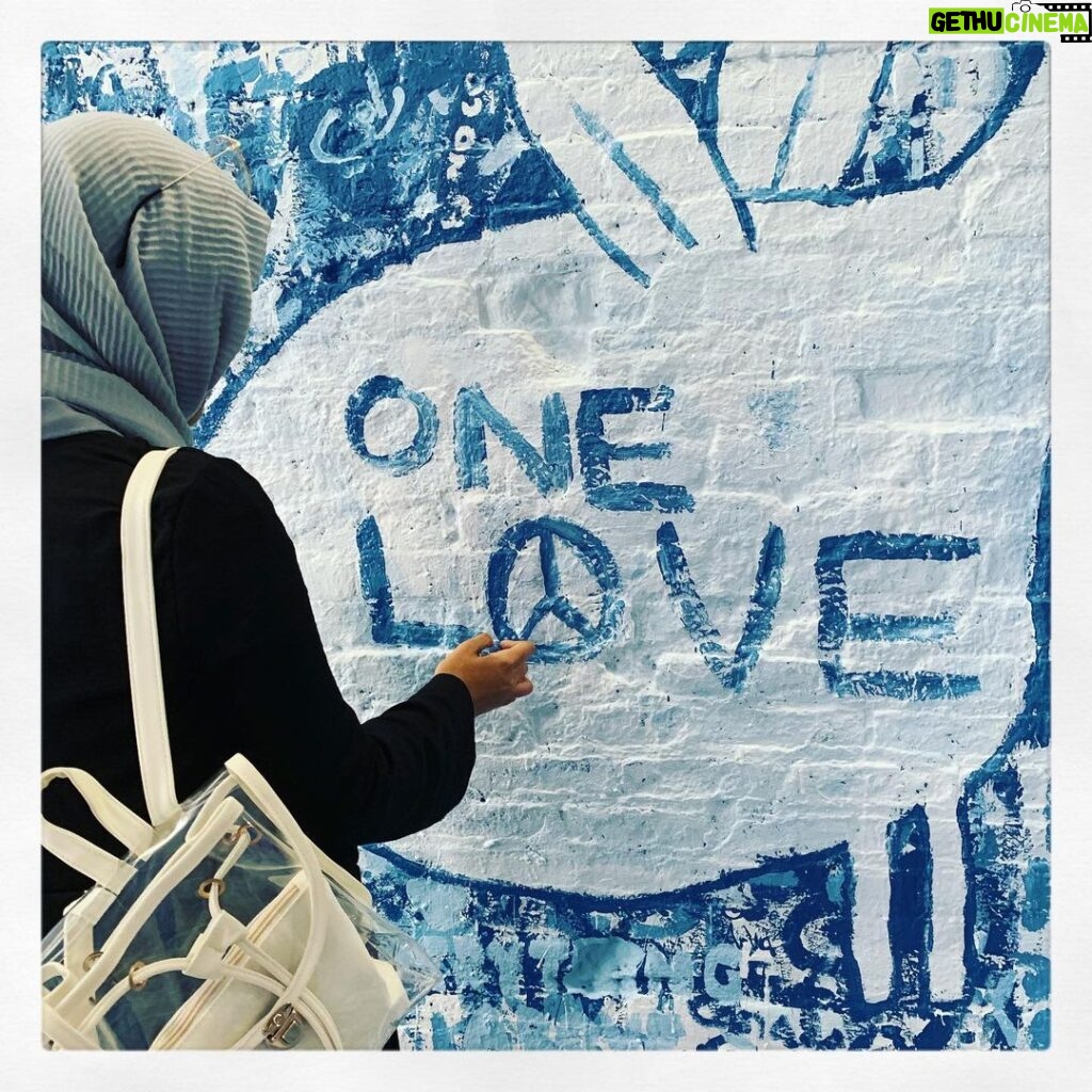 Ellen Pompeo Instagram - This is Yoko Ono’s response to the refugee crisis... everyone was invited to come in and paint on the wall...#YokoOno #onelove