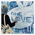 Ellen Pompeo Instagram - This is Yoko Ono’s response to the refugee crisis... everyone was invited to come in and paint on the wall...#YokoOno #onelove