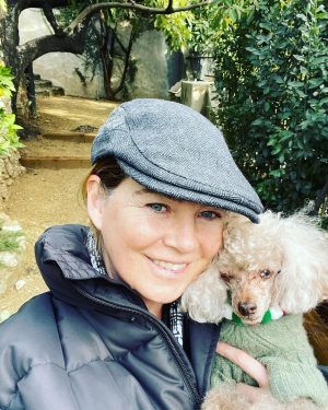 Ellen Pompeo Instagram - GiGi and I are sending lots of love and light 🎄✨🎄❤️