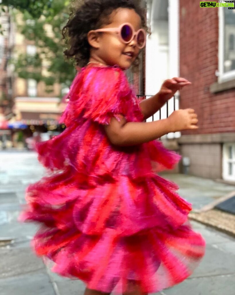Ellen Pompeo Instagram - NYC is always the best way to end our summer vacation and to celebrate turning 4!!!! Thanks @onefinestay for helping us make memories 🌈 photo by @kimanabel New York, New York