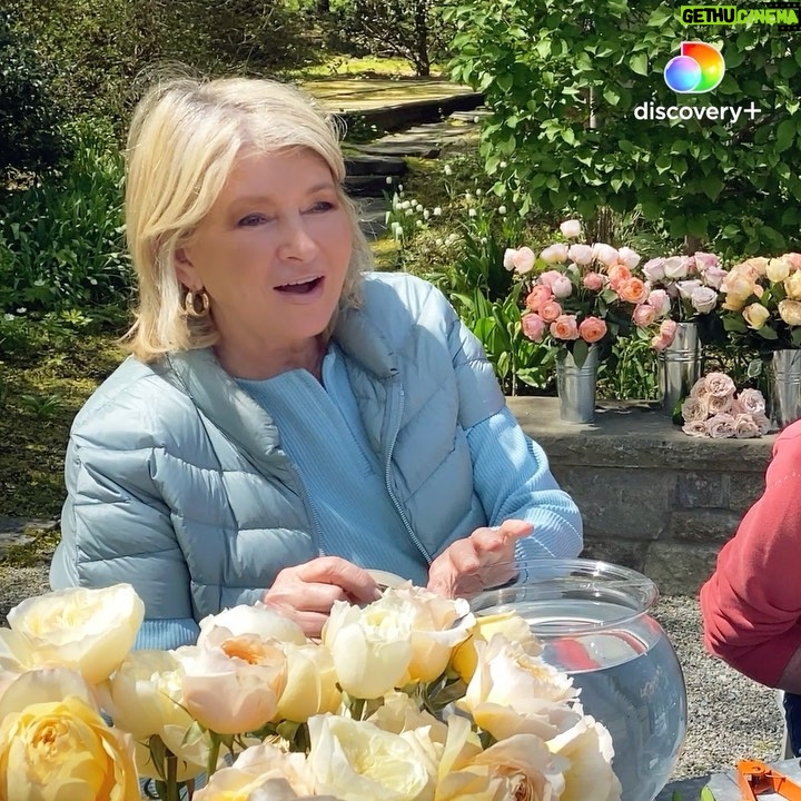 Ellen Pompeo Instagram - It’s not every day you get to make a floral arrangement with the queen herself, @marthastewart48…💐 You can now stream our episode of #marthagetsdownanddirty on @discoveryplus!