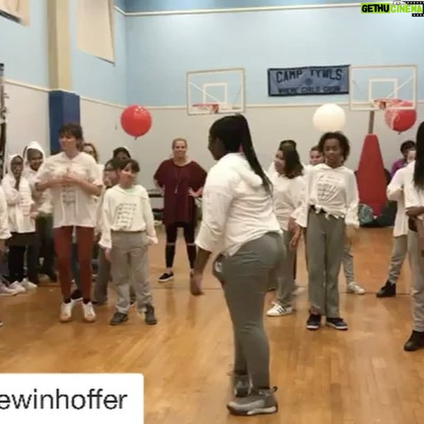 Ellen Pompeo Instagram - One of the best gifts we can give each other is to empower each other ....❤️❤️❤️Bravo @girlsinc @nicolewinhoffer this is amazing one of the best @nicolewinhoffer with @repostapp ・・・ #NWmethod for the future of our female world leaders 🌎👭💪🏽 @emdeers sharing my Method with @girlsinc + @freepeople @fpmovement in Harlem NYC 😍 #movingtogether