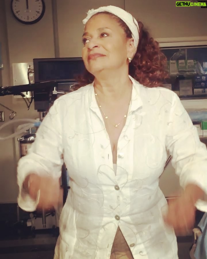 Ellen Pompeo Instagram - It's on and poppin!!! Tonight! This woman gave up everything else to ride with us and we LOVE her @therealdebbieallen @greysabc