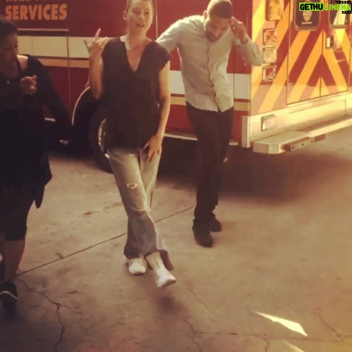 Ellen Pompeo Instagram - It goes on and on....@shondarhimes WE ARE WORKING OUR ASSES OFF!!! 😜 #seasonwhat??? #shondalandproblems #ourfansarethegreatest 🙌🏾❤️💋 @thumpnixon @therealdebbieallen