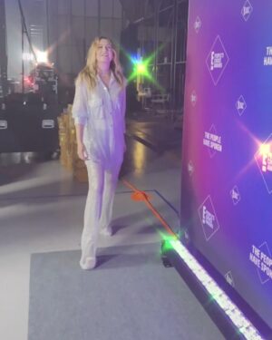 Ellen Pompeo Instagram - Thanks for the love @peopleschoice!!
You see how easy that is? The people choose you, you show up, get your shine & when the party’s over leave the building👏🏼

Outfit : @davidkomalondon 
Shoes : @jimmychoo 
Jewelry : @shayjewelry
Hair: @ryanrichman 
Makeup: @makeupmatthew
Styling: @petraflannery