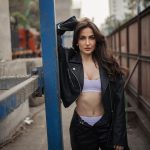 Elli AvrRam Instagram – Bas, La la la lalala🐈‍⬛🕶️🌹

Photographed by @bharat_rawail .
Styled by @bombaebyaisha 
H&M by @taskeen_c 

#elliavrram #yourstruly #mumbaimerijaan