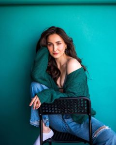 Elli AvrRam Instagram - I’ll be your Oldest Teenager Forever❤️🎶🥤 Photographed by @bharat_rawail . Styled by @bombaebyaisha H&M by @taskeen_c #elliavrram #yourstruly Mumbai, Maharashtra