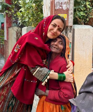 Elli AvrRam Instagram - There was something so cute and warm about this lady, I couldn’t hold myself from wanting to hug her and touch those cute cheeks that reminded me of my grandmother and mother❤️ I of course asked her first if she would be okay with me doing so, and she replied saying ‘hum gareeb insaan hai. I felt extremely bad, and went for a tight hug filled with love. She smiled and laughed, my work was done. What’s better than spreading love in this World?

Thank you @thekaustubhdere for capturing the moment❤️

#indiawithelli #spreadlove #elliavrram #yourstruly