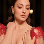Elli AvrRam Instagram - Yours truly, Red Velvet Cake❤️🍰 at 69th Filmfare Awards. Dressed in @rockystarofficial Hair & Makeup @ankitamanwanimakeupandhair Photos by @kpfilms31 @theabhivalera #filmfare #awards #elliavrram #yourstruly
