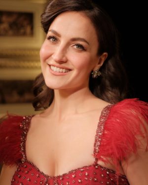 Elli AvrRam Instagram - Yours truly, Red Velvet Cake❤️🍰 at 69th Filmfare Awards.

Dressed in @rockystarofficial 
Hair & Makeup @ankitamanwanimakeupandhair 
Photos by @kpfilms31 @theabhivalera 

#filmfare #awards #elliavrram #yourstruly