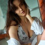 Elli AvrRam Instagram - It’s all him🐈🖤 📸 @nikhilshenoyphoto #elliavrram #yourstruly #strikeapose