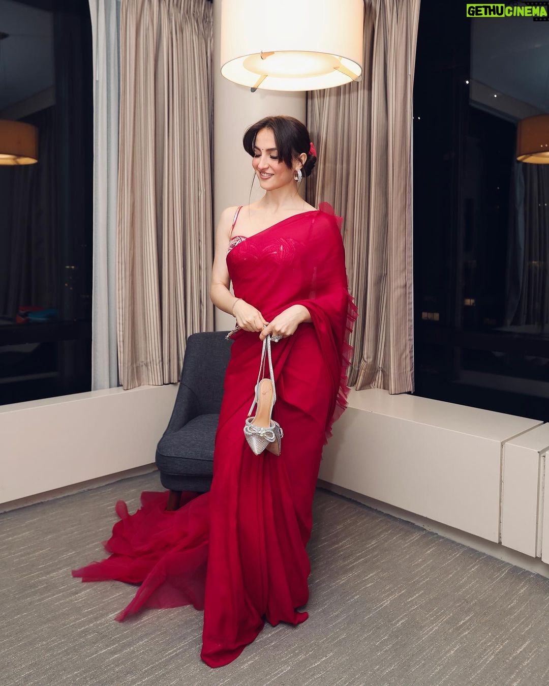 Elli AvrRam Instagram - Bollywood Vibes on New York Streets! Videsi Desi Pardesi😎 Got it? #NewYorkWithElli In @masumimewawallaofficial for @azafashions @masumimewawalla Hair & Makeup @brushedbyceliaaurora Photos by @mingfaichan . #newyorkcity #newyork #manhattan #downtown #streetstyle #streetshot #bollywood #vibes #worldwide #elliavrram #yourstruly New York Manhattan