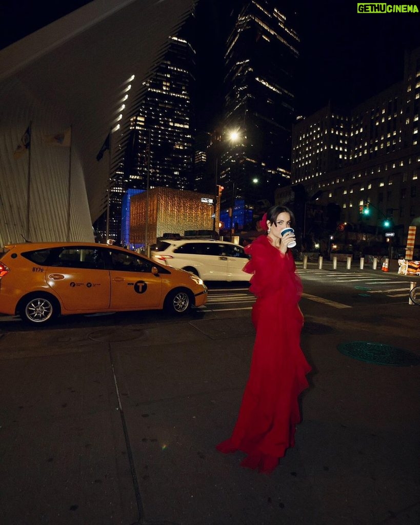 Elli AvrRam Instagram - Bollywood Vibes on New York Streets! Videsi Desi Pardesi😎 Got it? #NewYorkWithElli In @masumimewawallaofficial for @azafashions @masumimewawalla Hair & Makeup @brushedbyceliaaurora Photos by @mingfaichan . #newyorkcity #newyork #manhattan #downtown #streetstyle #streetshot #bollywood #vibes #worldwide #elliavrram #yourstruly New York Manhattan