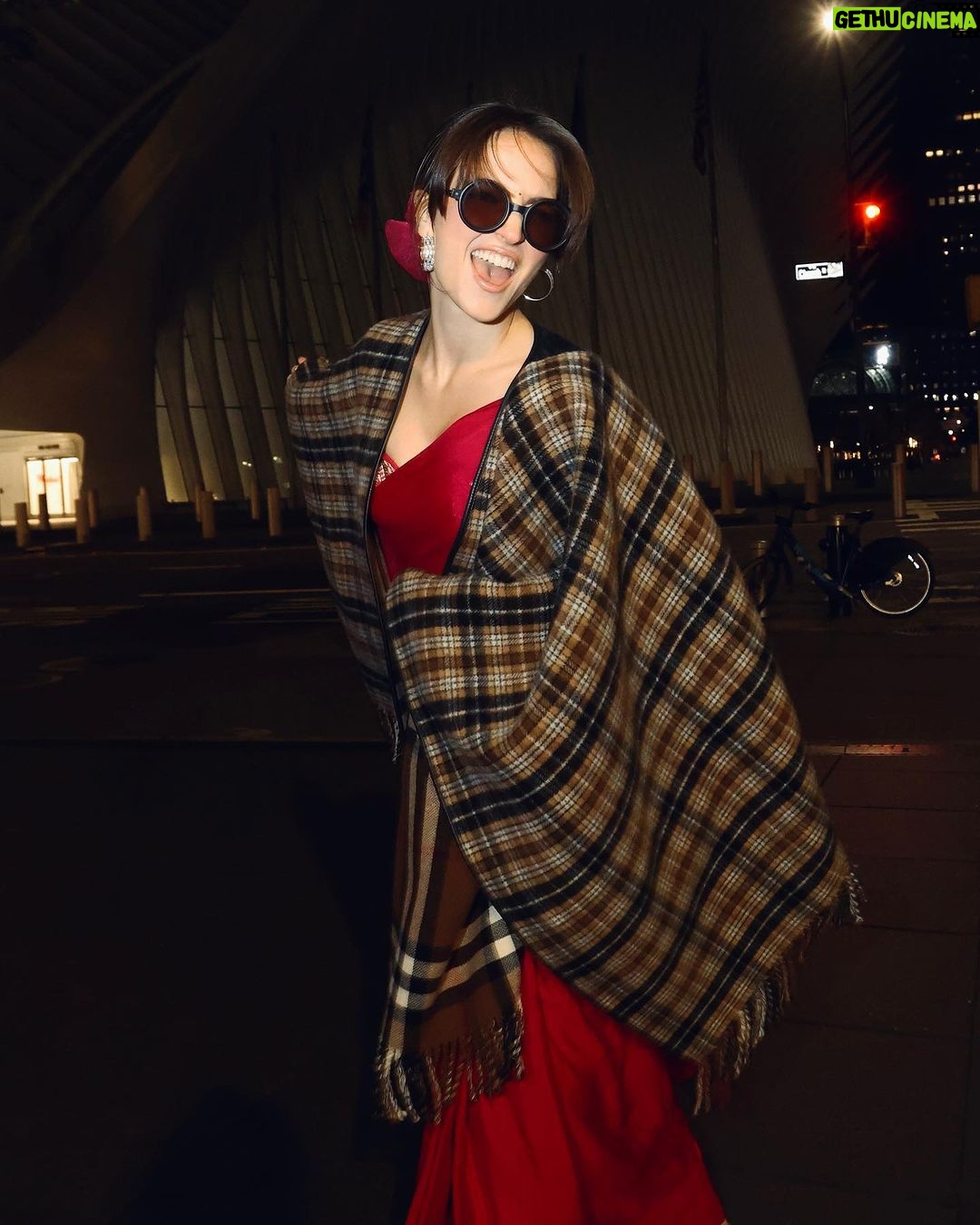 Elli AvrRam Instagram - Bollywood Vibes on New York Streets! Videsi Desi Pardesi😎 Got it? #NewYorkWithElli In @masumimewawallaofficial for @azafashions @masumimewawalla Hair & Makeup @brushedbyceliaaurora Photos by @mingfaichan . #newyorkcity #newyork #manhattan #downtown #streetstyle #streetshot #bollywood #vibes #worldwide #elliavrram #yourstruly New York Manhattan