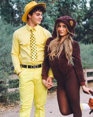 Elliana Walmsley Instagram - happy halloween from the man in the yellow hat and curious george 🍌

📸: @dylanlujano