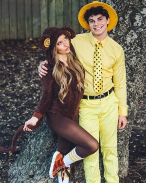 Elliana Walmsley Instagram - happy halloween from the man in the yellow hat and curious george 🍌

📸: @dylanlujano