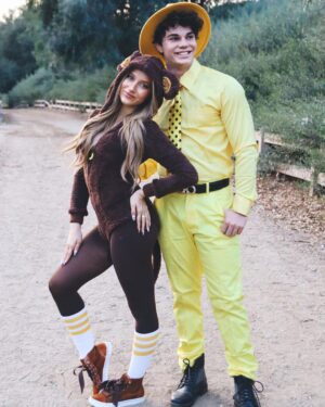 Elliana Walmsley Instagram - happy halloween from the man in the yellow hat and curious george 🍌

📸: @dylanlujano