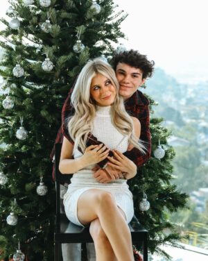 Elliana Walmsley Instagram - merry christmas from jelliana

📸: @dylanlujano