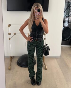 Elliana Walmsley Instagram - wear ur seatbelt