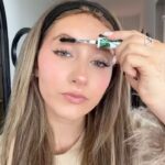 Elliana Walmsley Instagram - finally spilling all the tips on how i get my lashes to look the way i love the most! ⚡️💕 #reels #mascaratutorial @petitenpretty Los Angeles, California