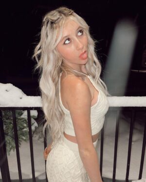 Elliana Walmsley Instagram - wake me up when it’s summer 😵‍💫❄️