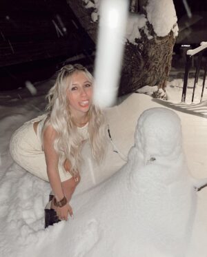 Elliana Walmsley Instagram - wake me up when it’s summer 😵‍💫❄️