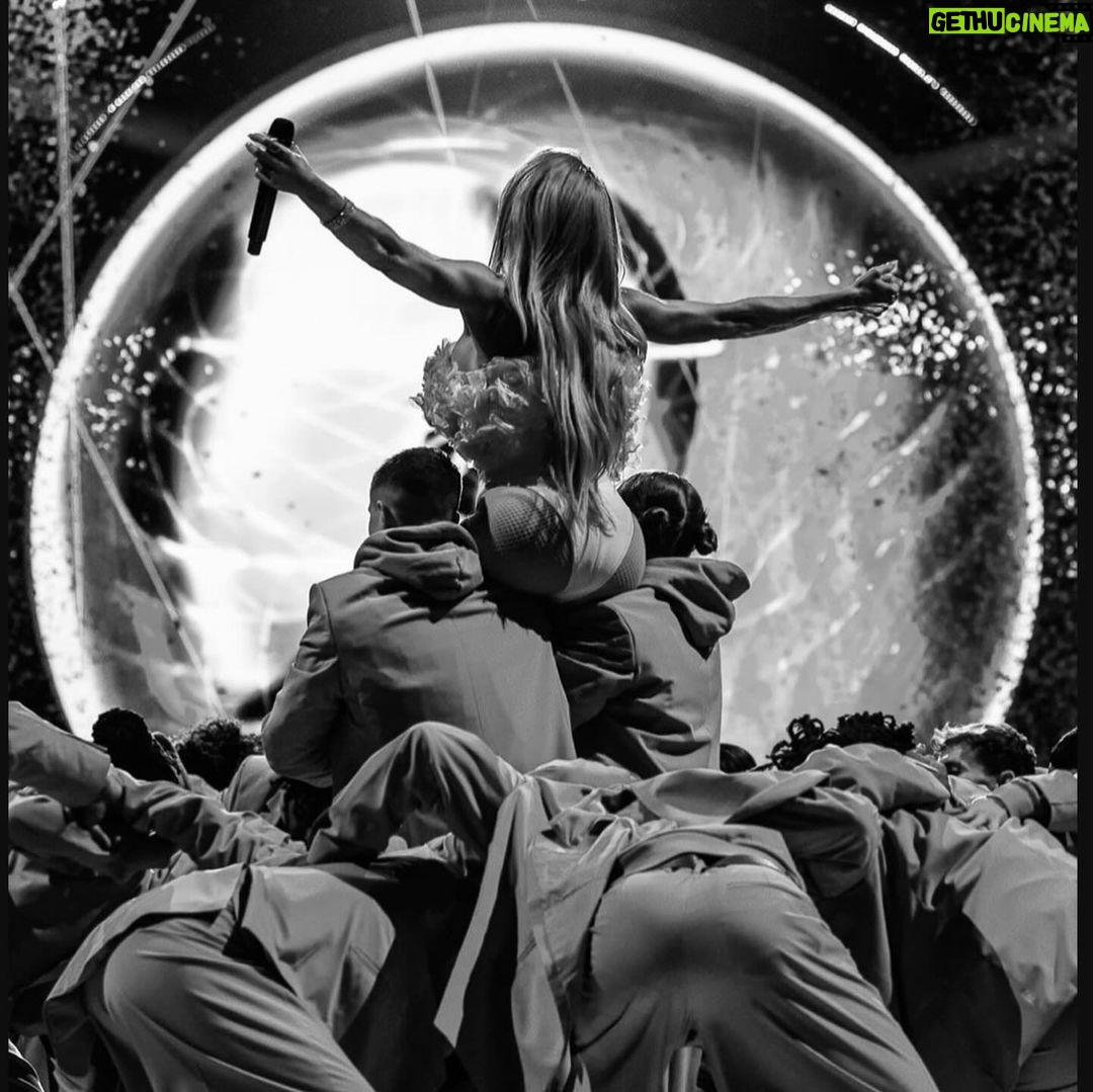 Ellie Goulding Instagram - 🤍🤍🤍 @brits @jonnyvieco