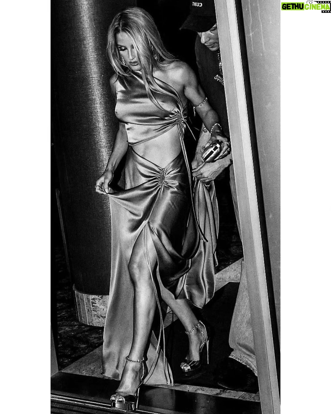 Ellie Goulding - 144.6K Likes - So grateful! For the chance to sing, create music and make a living from it, to collaborate with artists and producers I love, for my incredible fans, for my crew, my beautiful son… all I want to do is make him proud. I will never take this life for granted. Some people will want to kill your dream and hope you stay in the shadows. They don’t want you to succeed. That’s when you have to go out and radiate the most … I was so happy to wear this custom @albertaferretti ❤️🔥 Thank you for an epic evening @brits
Styled by @kyledevolle
Hair @anastasiastylianou
Make up @monaleannemakeup
My dream team @emma_rosen @aimee_lou_j @cassandragracey
@messika @jimmychoo