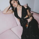 Elnaaz Norouzi Instagram - “Fashionista of the Year” 💥 Yup, I’ve manifested this one too! Thank you @iconicgoldaward for acknowledging me and my fashion sense, I know I’ve always been conscious about what I wear or how I’m dressed ( I’m the same about my closed ones’ fashion sense too 😅) Next year I want “Fashion Police of the Year” 😋 I’d like to share this award with my fantastic styling team @stylingbyvictor and @sohail__mughal___ , it’s for their hard work that my vision comes to life , everytime! ❤️ فشنیست سال” اين يكى رو هم آشکار کرده ام! ممنون از اینکه من و حس مد من را به رسمیت شناختید، می دانم که همیشه حواسم به لباس پوشیدنم یا لباس پوشيدن ( افراد نزدیکم) بوده! سال بعد من “پلیس مد سال” را می خواهم 😋 من می خواهم این جایزه را با تیم استایل فوق العاده ام به اشتراک بگذارم، به خاطر سخت کوشی آنهاست که من برنده اين جايزه شدم ! ❤️ Outfit: @gavinmiguelofficial Jewels: @adan_creation_ Styling team: @sanzimehta777 Photos: @amogh_photography #fashion #ootd #fashionaward #fashionista #fashionstyle #fashionmodel #actor #bestdressed Mumbai, Maharashtra