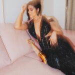 Elnaaz Norouzi Instagram - “Fashionista of the Year” 💥 Yup, I’ve manifested this one too! Thank you @iconicgoldaward for acknowledging me and my fashion sense, I know I’ve always been conscious about what I wear or how I’m dressed ( I’m the same about my closed ones’ fashion sense too 😅) Next year I want “Fashion Police of the Year” 😋 I’d like to share this award with my fantastic styling team @stylingbyvictor and @sohail__mughal___ , it’s for their hard work that my vision comes to life , everytime! ❤️ فشنیست سال” اين يكى رو هم آشکار کرده ام! ممنون از اینکه من و حس مد من را به رسمیت شناختید، می دانم که همیشه حواسم به لباس پوشیدنم یا لباس پوشيدن ( افراد نزدیکم) بوده! سال بعد من “پلیس مد سال” را می خواهم 😋 من می خواهم این جایزه را با تیم استایل فوق العاده ام به اشتراک بگذارم، به خاطر سخت کوشی آنهاست که من برنده اين جايزه شدم ! ❤️ Outfit: @gavinmiguelofficial Jewels: @adan_creation_ Styling team: @sanzimehta777 Photos: @amogh_photography #fashion #ootd #fashionaward #fashionista #fashionstyle #fashionmodel #actor #bestdressed Mumbai, Maharashtra