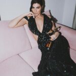 Elnaaz Norouzi Instagram - “Fashionista of the Year” 💥 Yup, I’ve manifested this one too! Thank you @iconicgoldaward for acknowledging me and my fashion sense, I know I’ve always been conscious about what I wear or how I’m dressed ( I’m the same about my closed ones’ fashion sense too 😅) Next year I want “Fashion Police of the Year” 😋 I’d like to share this award with my fantastic styling team @stylingbyvictor and @sohail__mughal___ , it’s for their hard work that my vision comes to life , everytime! ❤️ فشنیست سال” اين يكى رو هم آشکار کرده ام! ممنون از اینکه من و حس مد من را به رسمیت شناختید، می دانم که همیشه حواسم به لباس پوشیدنم یا لباس پوشيدن ( افراد نزدیکم) بوده! سال بعد من “پلیس مد سال” را می خواهم 😋 من می خواهم این جایزه را با تیم استایل فوق العاده ام به اشتراک بگذارم، به خاطر سخت کوشی آنهاست که من برنده اين جايزه شدم ! ❤️ Outfit: @gavinmiguelofficial Jewels: @adan_creation_ Styling team: @sanzimehta777 Photos: @amogh_photography #fashion #ootd #fashionaward #fashionista #fashionstyle #fashionmodel #actor #bestdressed Mumbai, Maharashtra