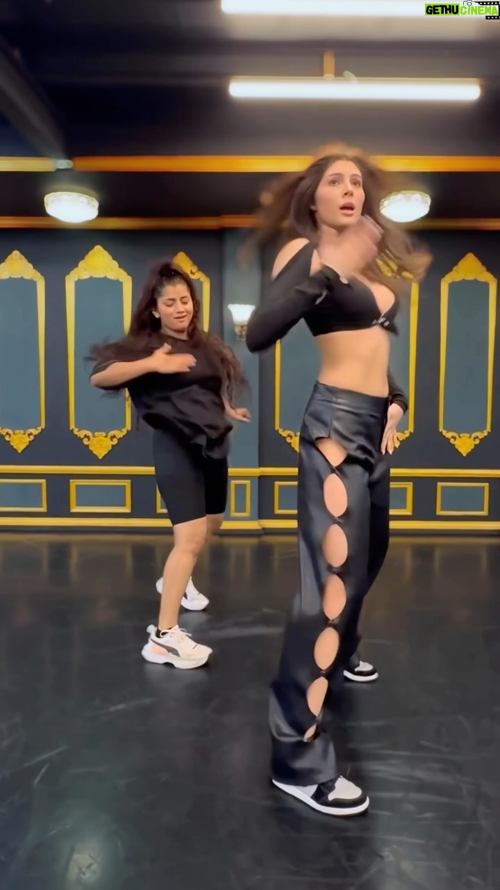 Elnaaz Norouzi Instagram - Quick dance with ma girl @immisskhan_sufi 💥❤️ . . . Studio @krishnamayi_gurukul Mumbai, Maharashtra