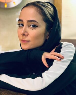 Elnaz Habibi Instagram - من نه خوش بینم نه بدبین
من،شد و هست و شود بینم.
عشق را عاشق شناسد
زندگی را من.
#اخوان_ثالث