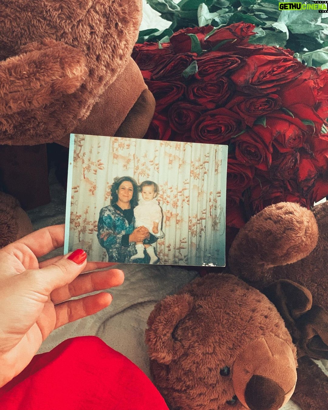 Elnaz Habibi - 101.3K Likes - ممنونم از همه عزیزانی که امروز رو بهم تبریک گفتن🙏🏼♥️
خدا همتون رو برای من حفظ کنه🙏🏼♥️