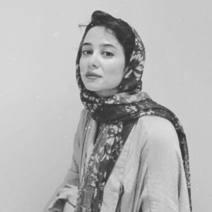 Elnaz Habibi Instagram - سلام 
روز دختر بود.با خودم فکر می کردم برای تبریک این روز ارزشمند چه پستی بذارم و چی بگم و فقط جملاتی بود که توی ذهنم مغلطه میکرد (ساکت ، بلند نخند، درست راه برو، تو که حقی نداری ، خودش حالش خوب میشه، تحمل کن ، اغواگر باش ، باهوش باش ، سیاست داشته باش، زرنگ باش ...و آخ که تمومی نداشت و نداره ،غمگین تر از این حرف ها بودم برای تبریک به خاطر تموم زخم ها و دردهایی که طی سالها به جرم دختر بودن تجربه کردیم،تموم فشارهای کمر شکنی که تحمل کردیم بخاطر تهمت هایی که شنیدیم و به دروغ و دلسوزی ،دم نزدیم. بی گناه متهم شدن هامون که تمومی نداشت و ما باهاشون بزرگ می شدیم.
یادم اومد چطور آرزو،امنیت،امید و عشق در ما خفه شد هر بار به بهونه ای...یک بار به خاطر عشقی خودخواهانه،یک بار به نیت دلسوزی و خیرخواهی،یک بار با خشونت و هربار هزار بار مردیم انگار ویا کشتنمون انگار!
اما خداوند به جان کوچک ما عجب قدرتی بخشیده که ایستادیم و زخم هایمان را به جان کندن مرهم گذاشتیم و هر روز طبق عادت مثل مسواک زدن پماد بی تفاوتی زدیم به درد بی درمان چرا که می خواستیم زنده باشیم و عشق را بفهمیم.چرا که نمی خواستیم این رنج ها از ما موجوداتی بسازد که حتی به خودمان هم رحم نمی کنیم
که البته (رحم)گاهی برد بود و گاهی باخت.
در این روز تشکر می کنم از مردانی که در هرجایگاهی پدر،برادر،همسر و ... اجازه دادند این جنس حساس و لطیف،محترم باشد و بشکفد.
