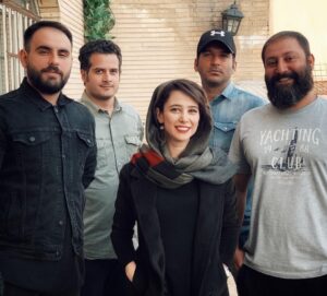 Elnaz Habibi Instagram - این عکس و میخواستم بزارم و بهتون بگم دمتون گرم که انقد کاردرستید و  خفن و کلی خسته نباشید ،ولی یه بهونه ای دیگه ای هم شد که تولد یکی از عزیزترینهام و رفیق قدیمیم هم تبریک بگم🌸
تولدت مبارک آقا مختاری🌸🎂