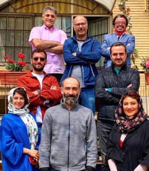 Elnaz Habibi Instagram - چقدر لذت بخشه کار کردن با یه گروه حرفه ای و نازنین کیف کردم کنارتون🌸جای آقای مقصودی و آقای نیک نژاد و حامد عزیزم در عکس خالیست🌸
#دوپینگ#سریال
#در_خانه_بمانیم