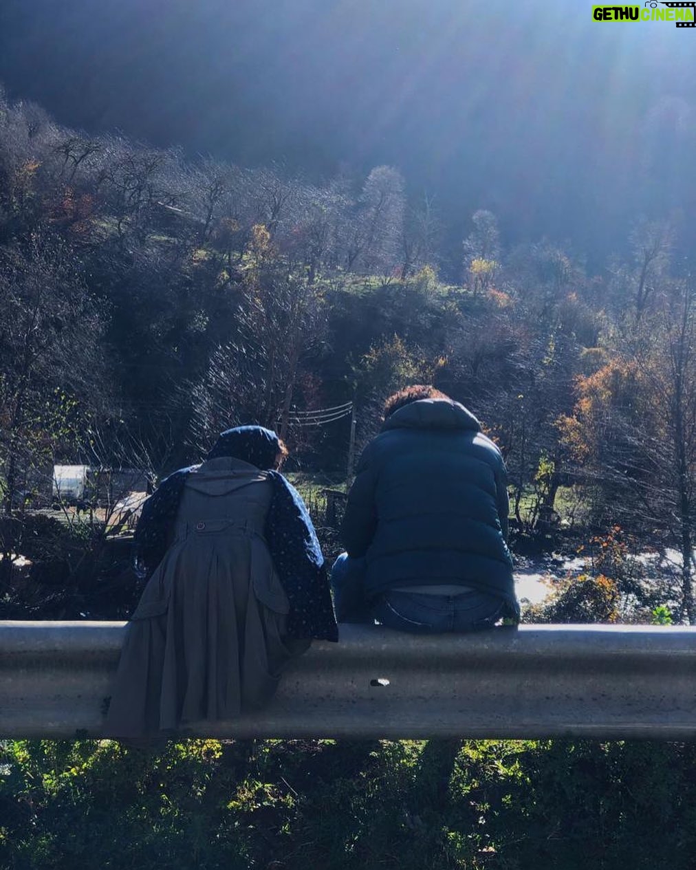 Elnaz Habibi Instagram - با حسام جانِ محمودی رمانتیسم عماد و طوبا🎬 عکس از شهرام نجاریان📷 @hesammahmudifarid @kavehsabaghzadeh @sharam_najjarian.dp