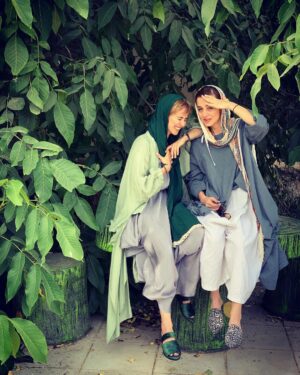 Elnaz Habibi Instagram - مامانم هميشه ميگفت نوه از بچه آدم عزيزتره، والا كه راست ميگفت خيلى عزيزه💚
#خاله
#خواهرزاده
@kooshaartgallery 💙